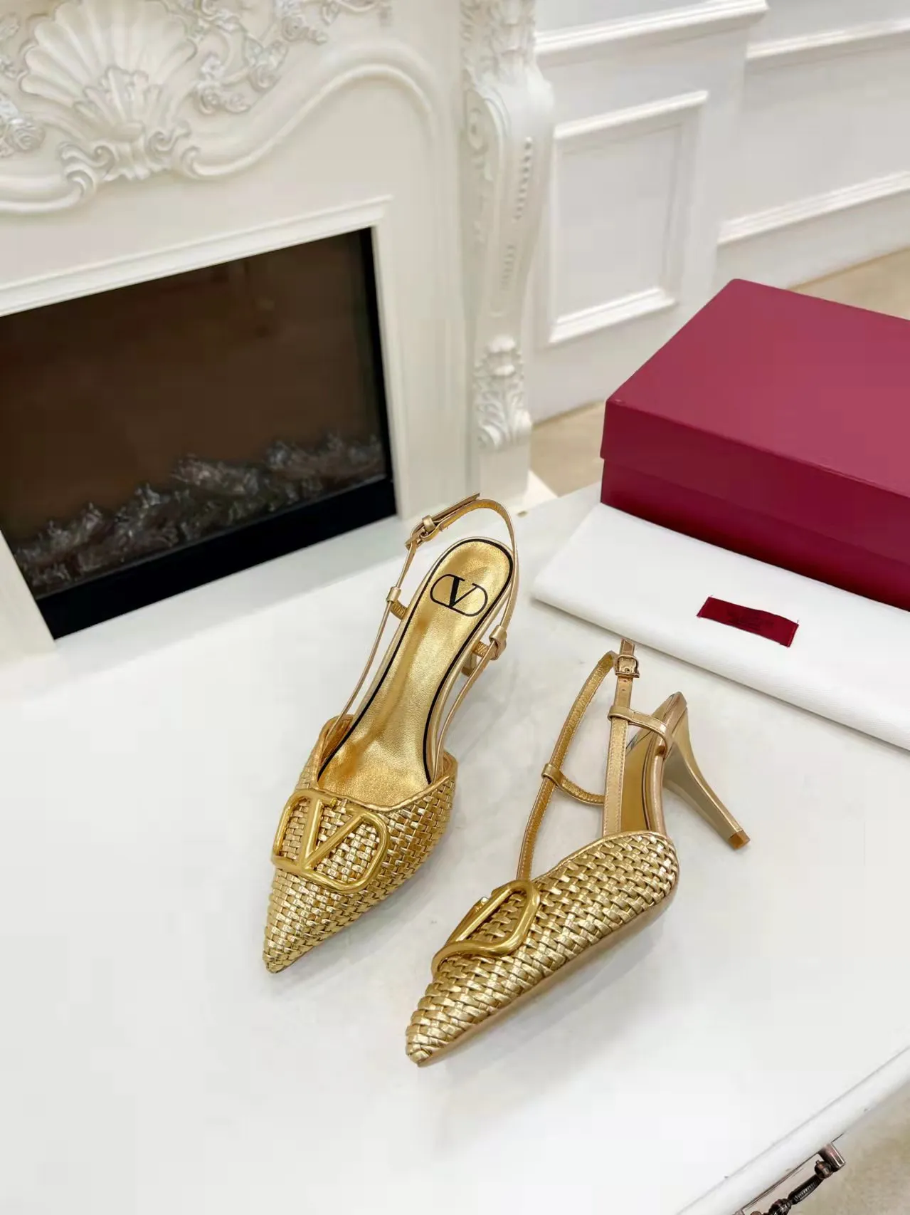 👟👟Ex-factory price 440👟👟 Genuine leather sole +40 Top version 𝑉𝐴𝐿𝐸𝑁𝑇𝐼𝑁𝑂 Valentino new spring and summer women's 5⃣️color empty back sandals. The unique [V family hand-woven] brings out a full sense of high-end, and the new season will live up to expectations! Worth buying★Absolutely high-grade❥Original method, Absolutely sensual❥Elegant style, creating a different feeling, simple and elegant style!  Code number: 35-41 (34-42 is custom-made and non-returnable) Inner lining: Sheepskin lining Heel height: 7.5 cm Leather outsole + 40 rubber outsole